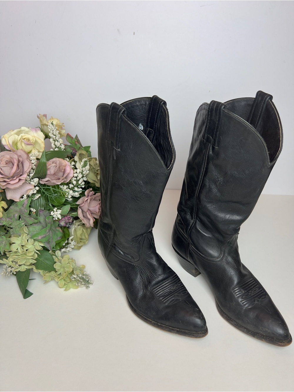 Vintage Tony Lama Women’s Western/ Cowboy Boots- SIZE 8M